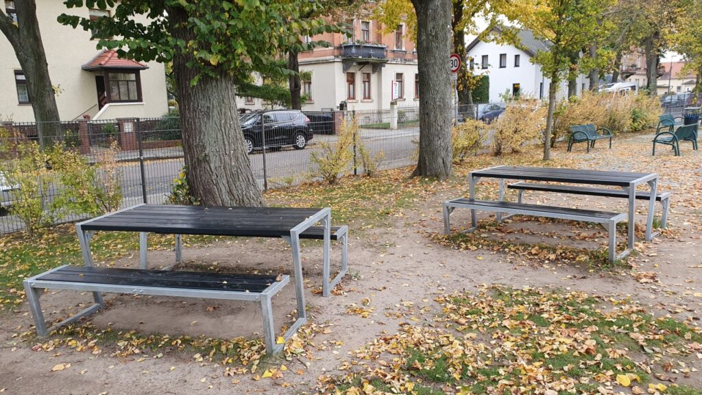 Sitzmöglichkeiten auf dem Schulhof