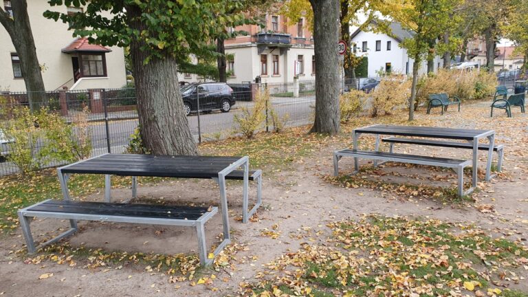 Sitzmöglichkeiten auf dem Schulhof